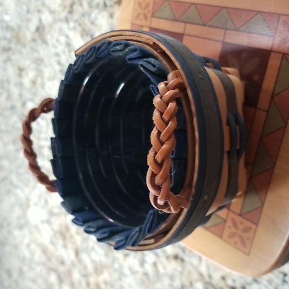 NWOT Longaberger Collectors Club Basket 1998 - Picture 4 of 6